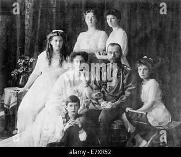 Russische Königsfamilie - Mitglieder der Romanows, der letzten königlichen Familie von Russland unter anderem: (von links nach rechts) sitzt Marie, Königin Alexandra, Zar Nicholas II, Anastasia, Alexei (vorne) und stehend (von links nach rechts), Olga und Tatjana, ca. 1914 Stockfoto