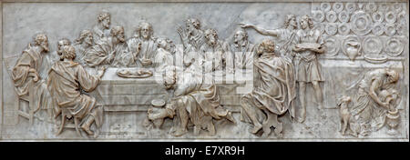 PADUA, Italien - 9. September 2014: Das Relief des letzten Abendmahls in der Kirche Basilica del Carmine auf dem Hauptaltar von Battista Bissoni Stockfoto