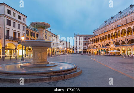 PADUA, Italien - 9. September 2014: Piazza Delle Erbe in der Abenddämmerung und Palazzo Ragione. Stockfoto