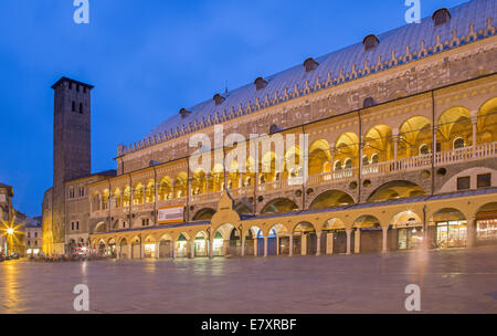 PADUA, Italien - 9. September 2014: Piazza della Fruta Abenddämmerung und Palazzo Ragione. Stockfoto