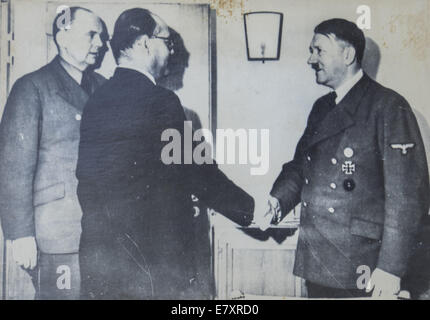 Adolf Hitler schüttelt Hände mit einer der Mann während eines offiziellen Treffens. Antikes Foto. 13. Sep, 2014. Deutschland, 1940er Jahre © Igor Golovniov/ZUMA Wire/ZUMAPRESS.com/Alamy Live-Nachrichten Stockfoto