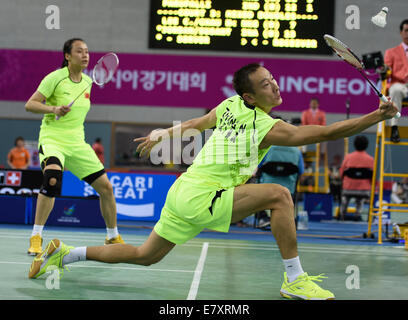 Incheon, Südkorea. 26. September 2014. Zhang Nan (R) von China gibt den Federball während der Badminton Mixed Doppel Runde 16 Match gegen Hayakawa Kenichi und Matsutomo Misaki von Japan bei den 17. Asian Games in Incheon, Südkorea, 26. September 2014 zurück. Zhang Nan und Zhao Yunlei gewann 2: 0. © Ihr Pingfan/Xinhua/Alamy Live-Nachrichten Stockfoto