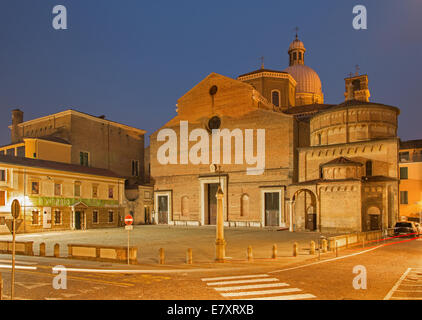 PADUA, Italien - 10. September 2014: Die Kathedrale Santa Maria Assunta (Duomo) und Baptisterium in Abenddämmerung. Stockfoto