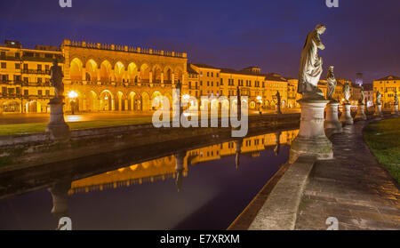 Padua - Prato della Valle in Abenddämmerung und venezianischen Palast Stockfoto