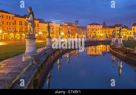 Padua - Prato della Valle in Abenddämmerung Stockfoto