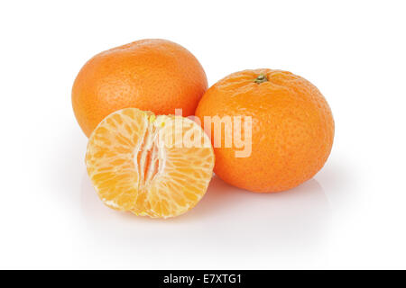 drei Reife Mandarinen, isoliert auf weißem Hintergrund Stockfoto