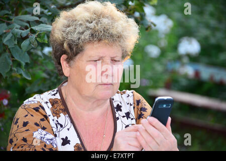 Mittelalterlichen Frau Gespräche auf dem Handy Stockfoto