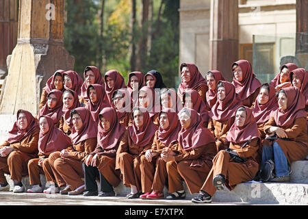 Iranische Mädchen posieren für ein Klasse Foto Uniformen, behinderte Mädchen und Frauen, Chehel-Sotun-Palast-Garten, Isfahan Stockfoto