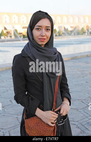 Iranische Frau trägt ein Kopftuch, Isfahan, Provinz Isfahan, Persien, Iran Stockfoto