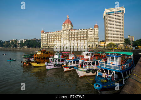 Fähren ankern im Hafen vor Taj Mahal Palace Hotel, Colaba, Mumbai, Maharashtra, Indien Stockfoto