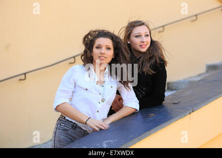 Zwei Freundinnen, Teenager, posiert auf einer Treppe, Menton, Alpes-Maritimes, Provence-Alpes-Côte d ' Azur, Frankreich Stockfoto