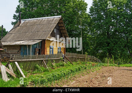 Arbeiten Sie in der Casa Rural. Küche Garten neben dem Haus. Stockfoto