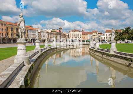 PADUA, Italien - 10. September 2014: Prato della Valle aus Süden. Stockfoto