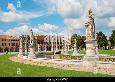 PADUA, Italien - 10. September 2014: Prato della Valle aus Süd-Ost und venezianischen Palast im Hintergrund. Stockfoto