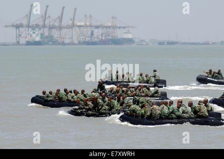 Surabaya, Indonesien. 25. Sep, 2014. Indonesien-Marine über Vorbereitung für das Jubiläum des militärischen Indonesien oder Tentara Nasional Indonesia (TNI) im indonesischen Marine Eastern Fleet am 25. September 2014 in Surabaya, Ost-Java, Indonesien. TNI-Jubiläum am 5. Oktober 2014 stattfinden wird, eine massive festlich und mit der ganzen Kraft der wichtigsten Werkzeuge von Waffensystemen der Indonesien Marine, Indonesien Armee und Luftwaffe Indonesien. Bildnachweis: Sijori Bilder/ZUMA Draht/Alamy Live-Nachrichten Stockfoto