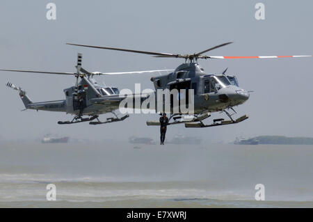 Surabaya, Indonesien. 25. Sep, 2014. Frösche Kräfte Befehl von Indonesien Marine springen von Bell 412 Hubschrauber über Vorbereitung für das Jubiläum des militärischen Indonesien oder Tentara Nasional Indonesia (TNI) im indonesischen Marine Eastern Fleet am 25. September 2014 in Surabaya, Ost-Java, Indonesien. TNI-Jubiläum am 5. Oktober 2014 stattfinden wird, eine massive festlich und mit der ganzen Kraft der wichtigsten Werkzeuge von Waffensystemen der Indonesien Marine, Indonesien Armee und Luftwaffe Indonesien. Bildnachweis: Sijori Bilder/ZUMA Draht/Alamy Live-Nachrichten Stockfoto