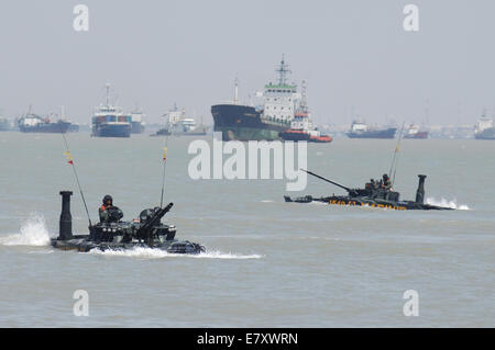 Surabaya, Indonesien. 25. Sep, 2014. BMP-3F amphibischer Panzer Marines Kampffahrzeuge über Vorbereitung für das Jubiläum des militärischen Indonesien oder Tentara Nasional Indonesia (TNI) im indonesischen Marine Eastern Fleet am 25. September 2014 in Surabaya, Ost-Java, Indonesien. TNI-Jubiläum am 5. Oktober 2014 stattfinden wird, eine massive festlich und mit der ganzen Kraft der wichtigsten Werkzeuge von Waffensystemen der Indonesien Marine, Indonesien Armee und Luftwaffe Indonesien. Bildnachweis: Sijori Bilder/ZUMA Draht/Alamy Live-Nachrichten Stockfoto