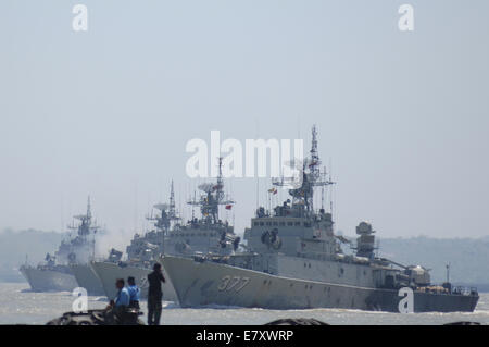 Surabaya, Indonesien. 25. Sep, 2014. Indonesien-Kriegsschiffe durchführen Segeln über Vorbereitung für das Jubiläum des militärischen Indonesien oder Tentara Nasional Indonesia (TNI) im indonesischen Marine Eastern Fleet am 25. September 2014 in Surabaya, Ost-Java, Indonesien. TNI-Jubiläum am 5. Oktober 2014 stattfinden wird, eine massive festlich und mit der ganzen Kraft der wichtigsten Werkzeuge von Waffensystemen der Indonesien Marine, Indonesien Armee und Luftwaffe Indonesien. Bildnachweis: Sijori Bilder/ZUMA Draht/Alamy Live-Nachrichten Stockfoto