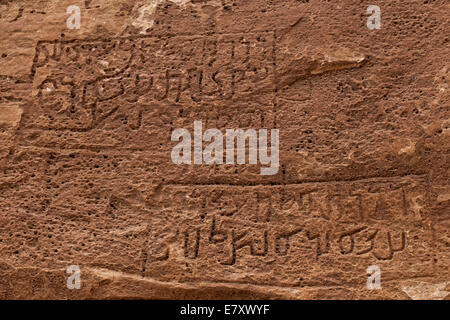 Felsgravuren (Petroglyphen) durch die NABATÄISCHE Menschen in Lawrence's Feder Ain Shalaaleh in die Wüste des Wadi Rum geschnitzt, auch als das Tal des Mondes bekannt, die in den Sandstein und Granit Felsen des südlichen Jordanien schneiden. Stockfoto