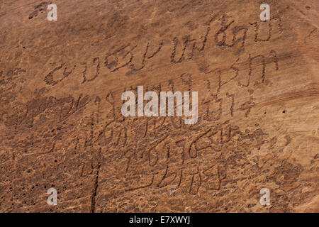 Felsgravuren (Petroglyphen) durch die NABATÄISCHE Menschen in Lawrence's Feder Ain Shalaaleh Wadi in die Wüste des Wadi Rum geschnitzt, auch als das Tal des Mondes bekannt, die in den Sandstein und Granit Felsen des südlichen Jordanien schneiden. Stockfoto