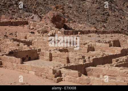 Ruinen einer 2000 Jahre alten Nabatean Tempel, der gottheit Lat in der Nähe von Ram-Dorf in der Wüste des Wadi Rum gewidmet, auch das Tal des Mondes bekannt, schneiden in den Sandstein und Granit Felsen des südlichen Jordanien. Stockfoto