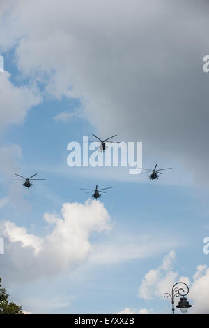 Mi-8 und Mi-17 Kampfhubschrauber während Militärparade Kennzeichnung polnischen Armed Forces Day in Warschau Stockfoto