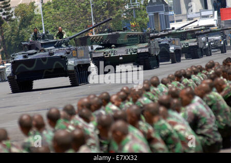 Surabaya, Indonesien. 25. Sep, 2014. Ein BMP-3F Marines kämpfen Amphibienfahrzeuge Panzer und Leopard-Panzer zu entweihen, über die Vorbereitung auf das Jubiläum von Indonesien militärisch oder Tentara Nasional Indonesia (TNI) im indonesischen Marine Eastern Fleet am 25. September 2014 in Surabaya, Ost-Java, Indonesien. TNI-Jubiläum am 5. Oktober 2014 stattfinden wird, eine massive festlich und mit der ganzen Kraft der wichtigsten Werkzeuge von Waffensystemen der Indonesien Marine, Indonesien Armee und Luftwaffe Indonesien. Bildnachweis: Sijori Bilder/ZUMA Draht/Alamy Live-Nachrichten Stockfoto