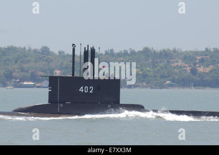 Surabaya, Indonesien. 25. Sep, 2014. Indonesien Unterseeboot KRI Nanggala-402 durchführen Segeln über Vorbereitung für das Jubiläum des militärischen Indonesien oder Tentara Nasional Indonesia (TNI) im indonesischen Marine Eastern Fleet am 25. September 2014 in Surabaya, Ost-Java, Indonesien. TNI-Jubiläum am 5. Oktober 2014 stattfinden wird, eine massive festlich und mit der ganzen Kraft der wichtigsten Werkzeuge von Waffensystemen der Indonesien Marine, Indonesien Armee und Luftwaffe Indonesien. Bildnachweis: Sijori Bilder/ZUMA Draht/Alamy Live-Nachrichten Stockfoto