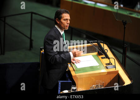 New York City. 24. Sep, 2014. Mexiko Präsident Enrique Pena Nieto spricht bei der 69. UNO Generalversammlung am Amtssitz der Vereinten Nationen am 24. September 2014 in New York City. Die jährliche Veranstaltung bringt politische Führer aus der ganzen Welt zusammen, um auf Probleme treffen Berichten und nach Lösungen suchen. Das diesjährige Generalversammlung hat deutlich gemacht, das Problem der globalen Erwärmung und wie Länder müssen danach streben, Greenhouse Gas Emissionen/Bild Allianz reduzieren © Dpa/Alamy Live-Nachrichten Stockfoto