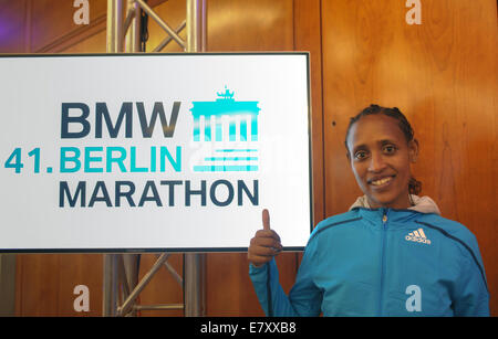 Berlin, Deutschland. 25. Sep, 2014. Langstreckenläufer Tirfi Tsegaye Äthiopiens beteiligt sich an einer Pressekonferenz anlässlich der 41. Auflage des Berlin-Marathon in Berlin, Deutschland, 25. September 2014. Bildnachweis: Dpa picture Alliance/Alamy Live News Stockfoto