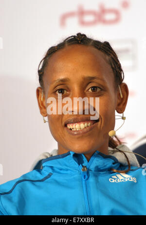 Berlin, Deutschland. 25. Sep, 2014. Langstreckenläufer Tirfi Tsegaye Äthiopiens beteiligt sich an einer Pressekonferenz anlässlich der 41. Auflage des Berlin-Marathon in Berlin, Deutschland, 25. September 2014. Bildnachweis: Dpa picture Alliance/Alamy Live News Stockfoto