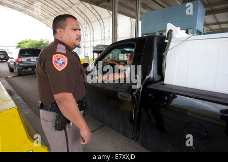 Brownsville, TX, USA. 25. September 2014.  Ein Cameron CountySheriff stellvertretender überprüft Fahrzeuge gingen in Mexiko als Teil des Südens Texas Polizei Waffen zu verhindern und Stashes von Geld ging nach Mexiko. Bildnachweis: Bob Dämmrich/Alamy Live-Nachrichten Stockfoto