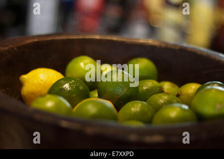 Große Schale mit Zitronen und Limetten in einem Restaurant. Stockfoto