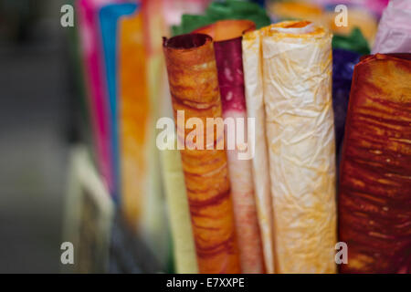 Bunte Papierrollen außerhalb eine Kunst-Versorgung zu speichern. Stockfoto