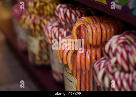 Candy Stöcke auf dem Display in einem Süßwarenladen. Stockfoto