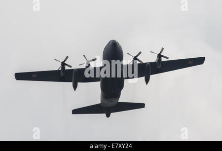 Polnische Luftwaffe c-130 Hercules Flugzeug während der Militärparade, die Kennzeichnung der polnischen Armed Forces Day in Warschau, Polen Stockfoto