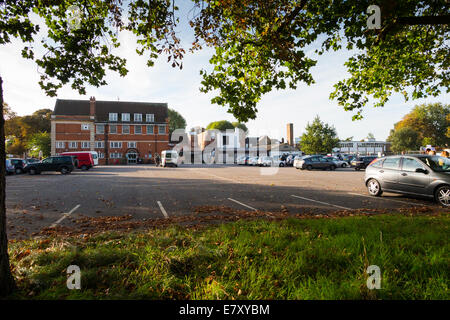 Schule-Parkplatz während der Vorlesungszeit / Autos parken am Morgen an einer primären und sekundären Schule absetzen. VEREINIGTES KÖNIGREICH. Stockfoto