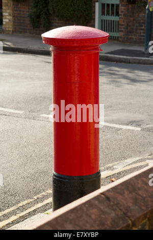 Rückwärts Rückseite Blick auf eine B-Säule box/Post/Brief. Twickenham, London. Großbritannien Stockfoto