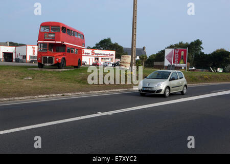 Einem alten London Bus (Routemaster) verwendet, um einen Wein Supermarkt in Frankreich in der Nähe der Stadt von Roscoff zu werben. Stockfoto