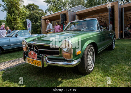 Warschau, Polen. 27. Juli 2014. Mercedes-Benz W113 280 SL im Mercedes Oldtimer show in Mercedes-Station, Warschau, Polen Stockfoto