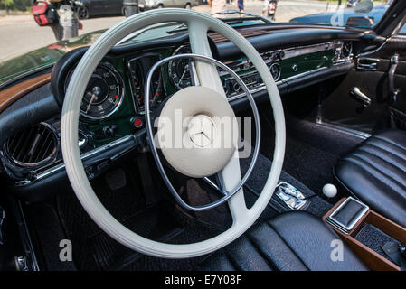 Warschau, Polen. 27. Juli 2014. Innenraum des Mercedes-Benz W113 280 SL Cabrio während Mercedes Oldtimer show in Mercedes Stat Stockfoto