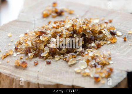 brauner Rohrzucker mit silbernen Löffel Stockfoto