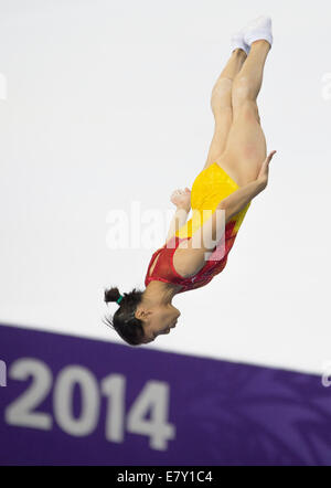 (140926)--INCHEON, 26. September 2014 (Xinhua)--Li Dan aus China konkurriert während der Frauen Finale der Gymnastik-Trampolin-Event bei den 17. Asian Games in Incheon, Südkorea, 26. September 2014. Li Dan gewann die Goldmedaille mit 57,000 Punkten. (Xinhua/Zheng Huansong) (Mcg) Stockfoto