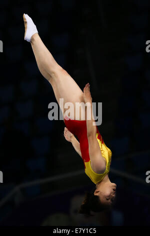 (140926)--INCHEON, 26. September 2014 (Xinhua)--Zhong Xingping China konkurriert während der Frauen Finale der Gymnastik-Trampolin-Event bei den 17. Asian Games in Incheon, Südkorea, 26. September 2014. Zhong Xinping bekam die Silbermedaille mit 54,830 Punkten. (Xinhua/Zheng Huansong) (Mcg) Stockfoto