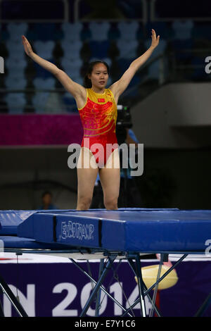 (140926)--INCHEON, 26. September 2014 (Xinhua)--Zhong Xingping China konkurriert während der Frauen Finale der Gymnastik-Trampolin-Event bei den 17. Asian Games in Incheon, Südkorea, 26. September 2014. Zhong Xinping bekam die Silbermedaille mit 54,830 Punkten. (Xinhua/Zheng Huansong) (Mcg) Stockfoto