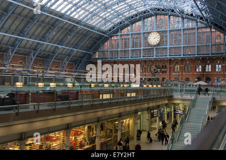 London St Pancras Station - Innenansicht des historischen Barlow zug Halle mit Glasdach und kontrastierenden modernen Arcade Concourse Geschäfte - England, UK. Stockfoto