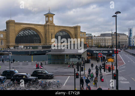 King's Cross Bahnhof - einen Blick auf die eindrucksvolle Fassade mit Umbau arbeiten, befahrene Straße, Kreuzung und Fußgänger im Vordergrund - London, GB, UK. Stockfoto