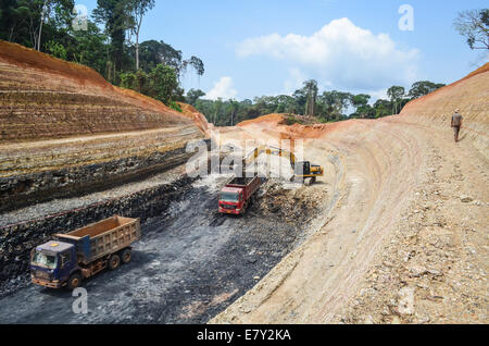 Chinesisches SinoHydro (Engineering und Bau) bauen die "Route Economique" zwischen Libreville und Franceville in Gabun Stockfoto