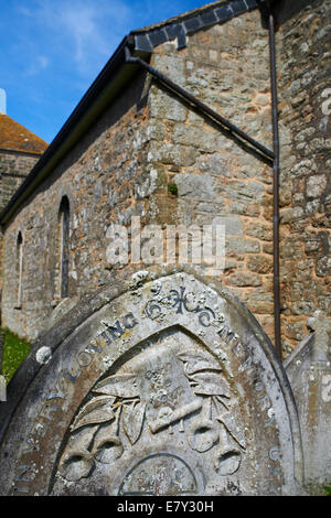 Allerheiligen Kirche Kirchhof in sehr liebevolle Erinnerung an Bryher, Isles of Scilly, Scillies, Cornwall im April - Beerdigung Friedhof Gräber Grabsteine. Stockfoto