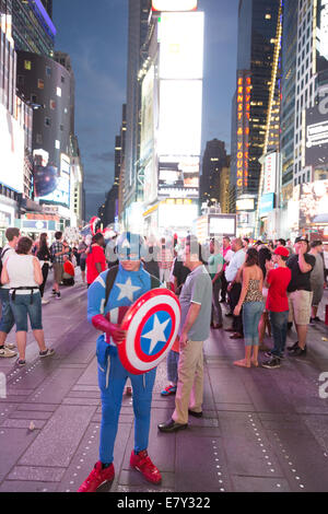 New York – Sept. 2014: kostümierte Superhelden und Kinder Charaktere Pose für Fotografien mit Touristen auf der 42nd Street, Times Sq Stockfoto